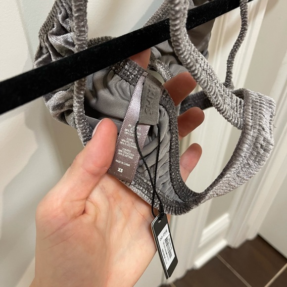 SKIMS Velvet Bra - Picture 4 of 7